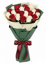 Букет Микс из красных и белых роз в Камышевской