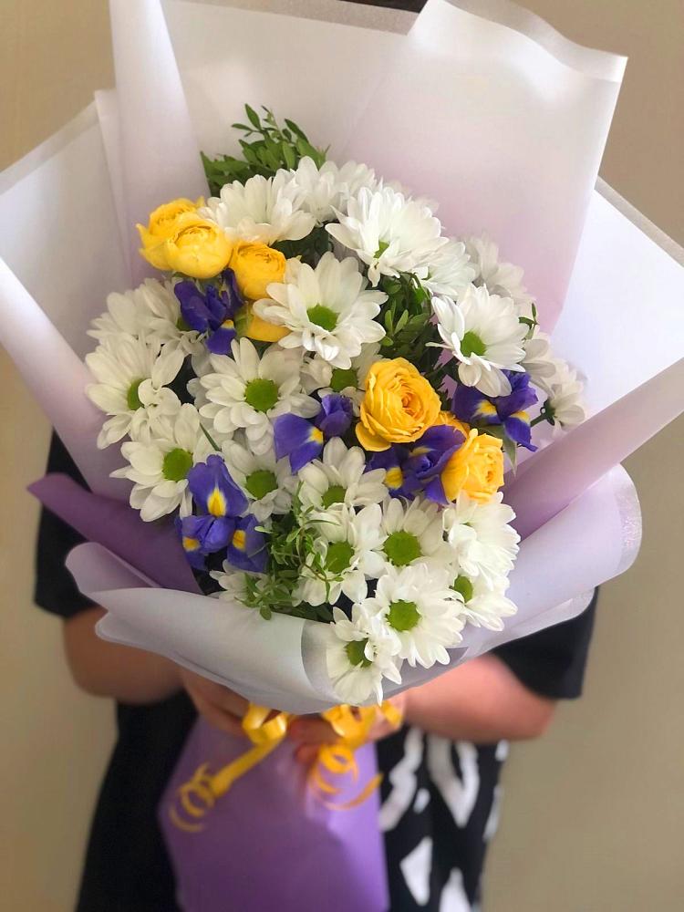 Букет цветов из: Ирисы, Хризантемы и Розы в Камышевской