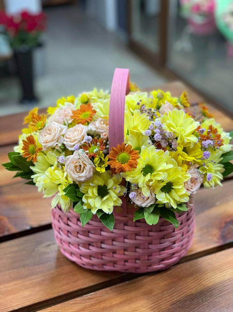 Цветочная композиция из Хризантемы и Розы в корзине в Камышевской