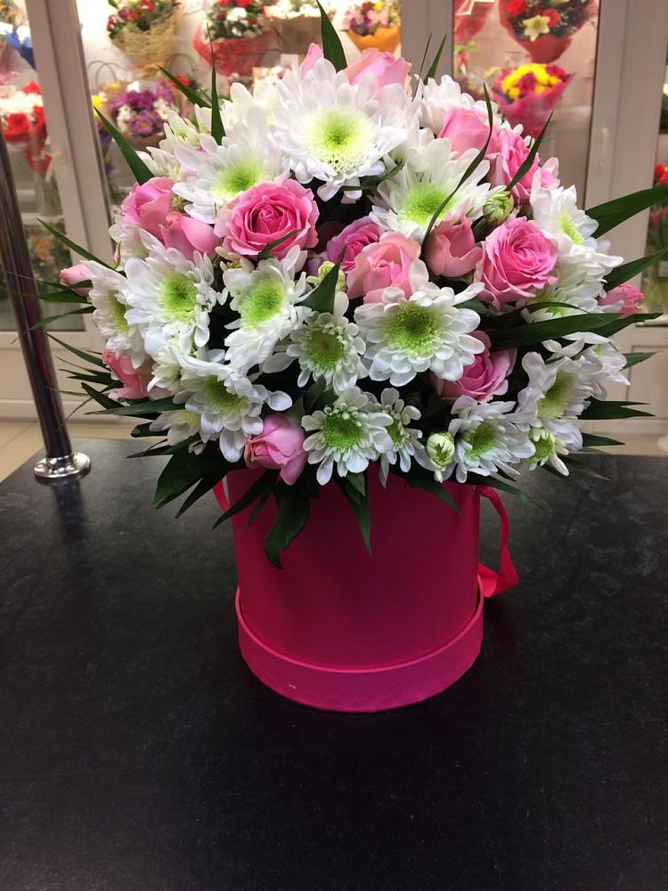 Цветочная композиция из Розы и Хризантемы в шляпной коробке в Камышевской