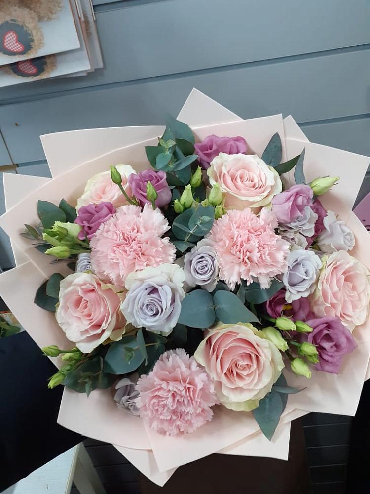 Букет цветов из: Розы, Гвоздики и Лизиантусы в Камышевской